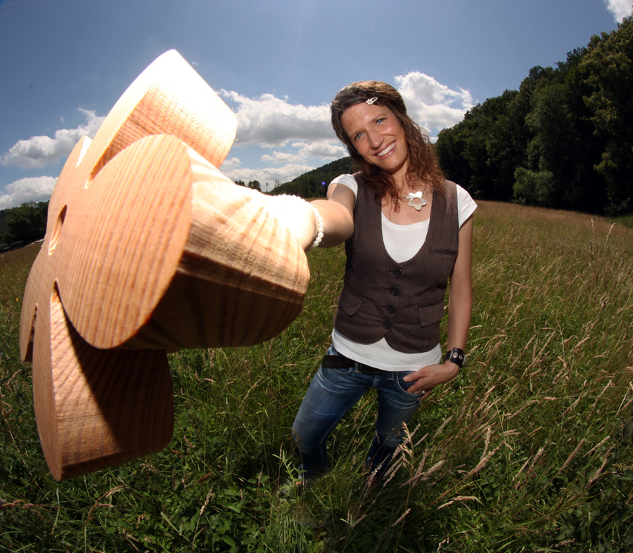 Die Geschäftsführerin Katja Fischer mit dem wichtigsten Rohstoff der Firma Habelitz - Holz.